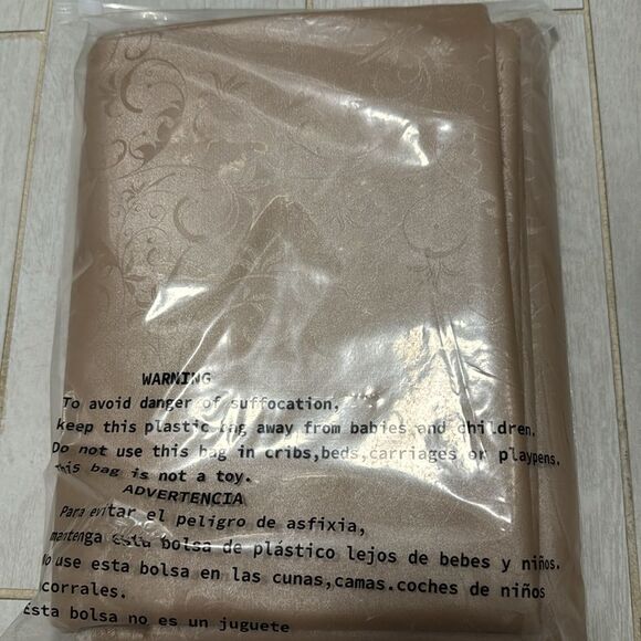 NWT tablecloth waterproof - Picture 2 of 3